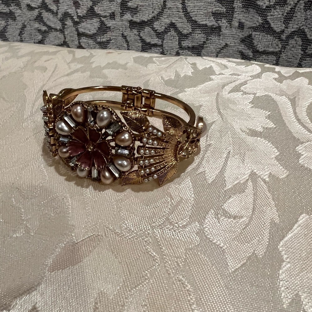 Pearly bangle bracelet. OS - Picture 4 of 5